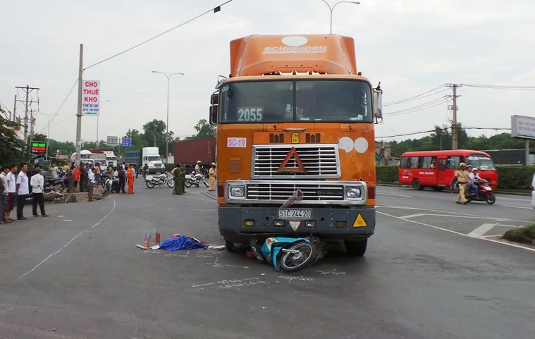 Hai bé gái chết thảm dưới bánh xe container ảnh 1